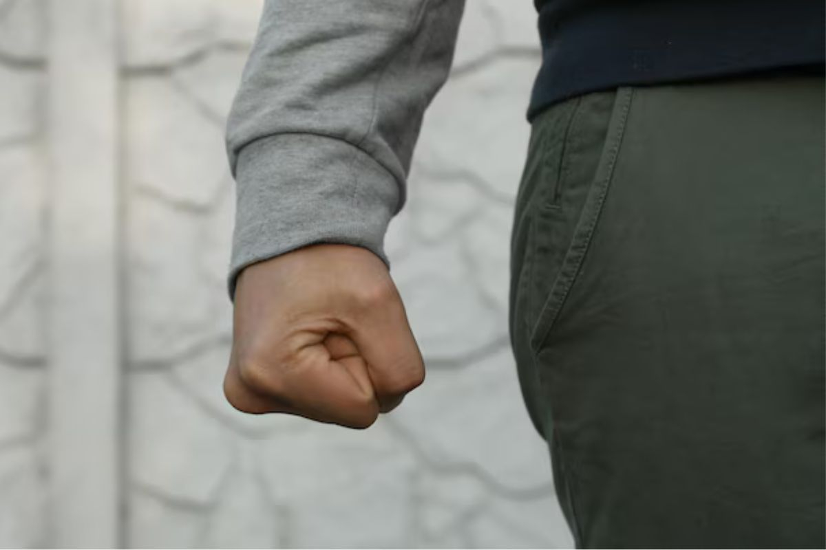 Homem  agredido e recusa encaminhamento ao hospital para cuidar dos filhos em Blumenau