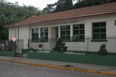 pg08abre800533MD.jpg