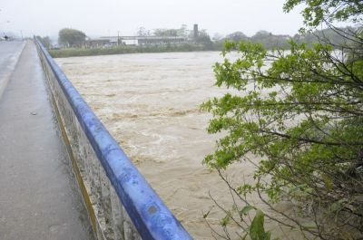 Nvel do rio comea a baixar e moradores preparam limpeza