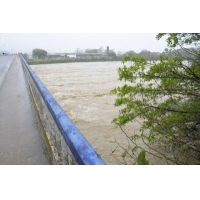 Nvel do rio comea a baixar e moradores preparam limpeza