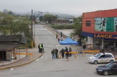 Sbado de limpeza, casas saqueadas e ponte com passagem liberada