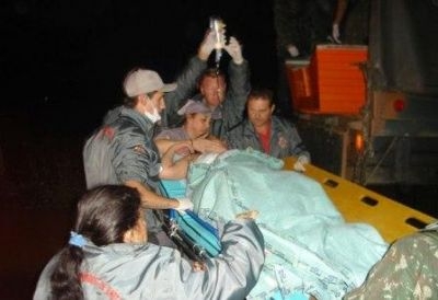 Retirada de entulhos, uma noite no abrigo e parto durante enchente