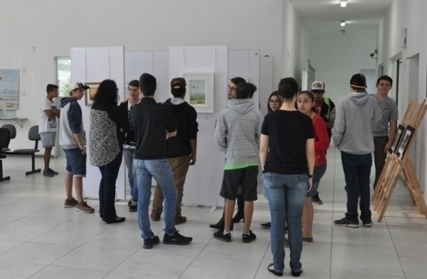 Alunos da EJA visitam exposio no hall da prefeitura
