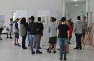 Alunos da EJA visitam exposio no hall da prefeitura
