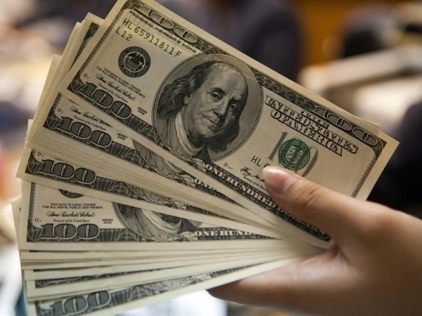 Juros nos EUA e cenrio interno contribuem e dlar fica abaixo de R$ 3,90