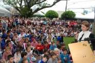 Alunos participam do Movimento de Distribuio de Leitura na praa