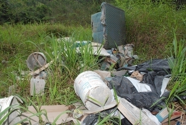 Moradores depositam lixo na Estrada Geral Coral de Minas