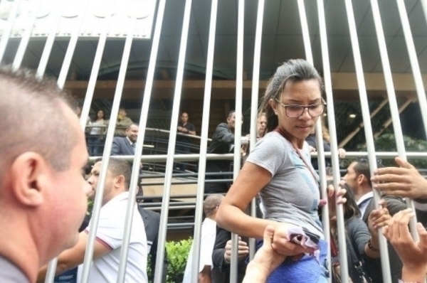 Aps atraso, alunos tentam invadir local da prova do ENEM