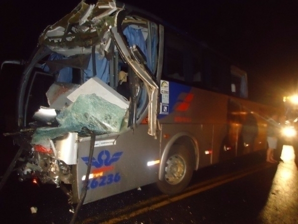 Acidente entre caminho e nibus deixa um morto e 14 feridos em Curitibanos