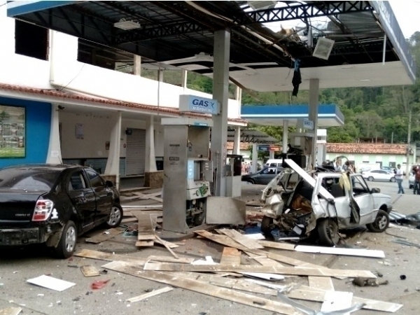 Cilindro GNV de carro explode em posto de combustveis em Pira, RJ