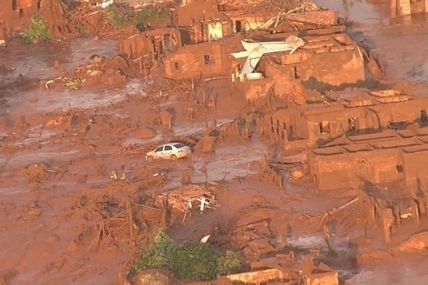 Barragens se rompem e enxurrada de lama destri distrito de Mariana