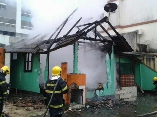 Homem morre durante incndio em casa em Balnerio Cambori