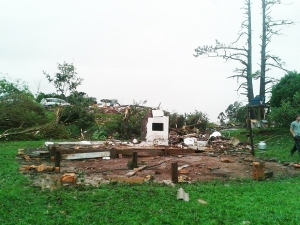 'Olhei para fora e no enxerguei casa nenhuma', diz morador aps tornado em Chapec