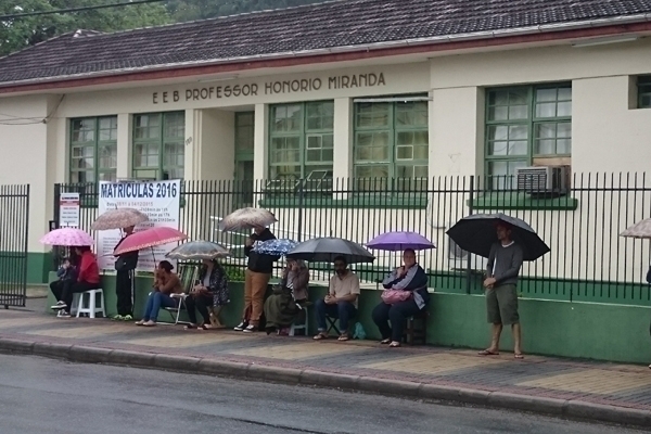 Pais fazem fila por senhas para matrcula no Colgio Honrio Miranda