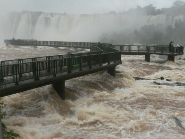 Aps cheia do Rio Iguau, passarela das Cataratas volta a ser liberada