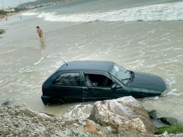 Carro fica atolado no mar da praia dos Ingleses, em Florianpolis
