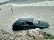 Carro fica atolado no mar da praia dos Ingleses, em Florianpolis