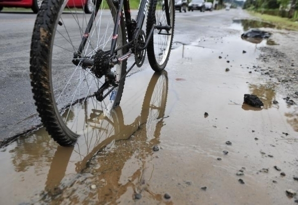 Ao passar por buraco, ciclista cai, bate a cabea e morre em Joinville