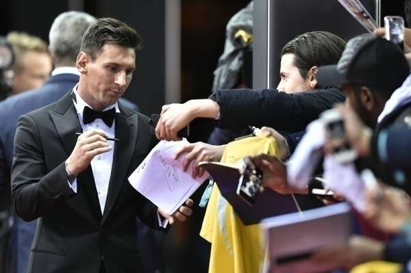 Messi leva Bola de Ouro, e brasileiro leva troféu de gol mais bonito