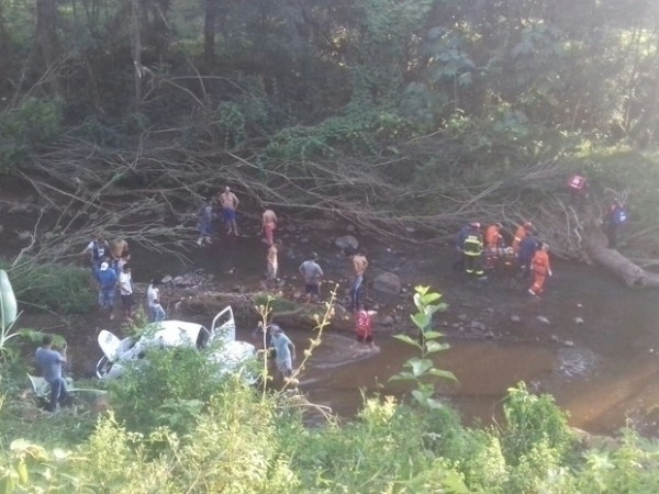 Fusca despenca de ribanceira em rio em Coronel Freitas e famlia fica ferida