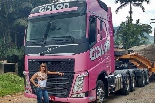 Caminhoneira de Gaspar dirige primeiro Volvo FH cor de rosa