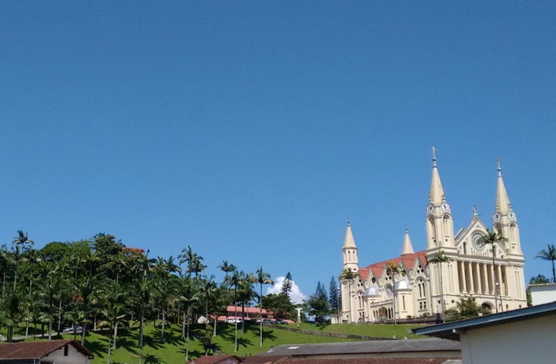 Semana comea ensolarada e com temperaturas elevadas em SC
