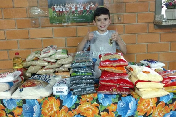Em vez de presentes, menino pede alimentos para doao em aniversrio