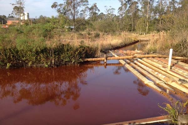 Com mina abandonada no Sul de SC, gua cida vai parar direto em rio