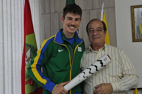 Atleta Willian Schramm Deschamps � homenageado por Zuchi