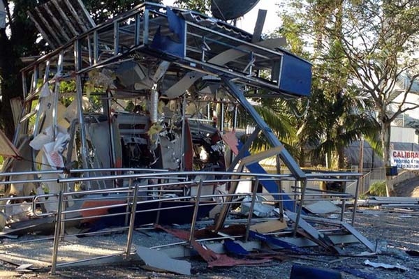 Criminosos assaltam loja e explodem caixas eletrnicos em Blumenau