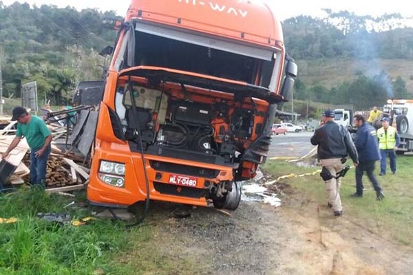 Jovem morre em batida entre carro e dois caminhes na BR-470, em Trombudo Central