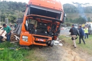 Jovem morre em batida entre carro e dois caminhes na BR-470, em Trombudo Central