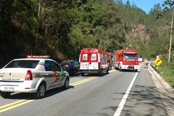 nibus de banda gacha tomba na BR-282 e deixa mortos em SC