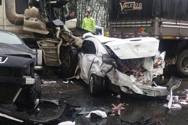 Seis veculos colidem e interditam BR-101