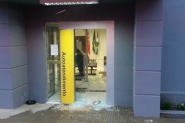 Assaltantes explodem agncia e impedem com rvore chegada da PM
