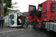 Criminosos tombam carro-forte e trocam tiros com a polcia em Jaragu do Sul