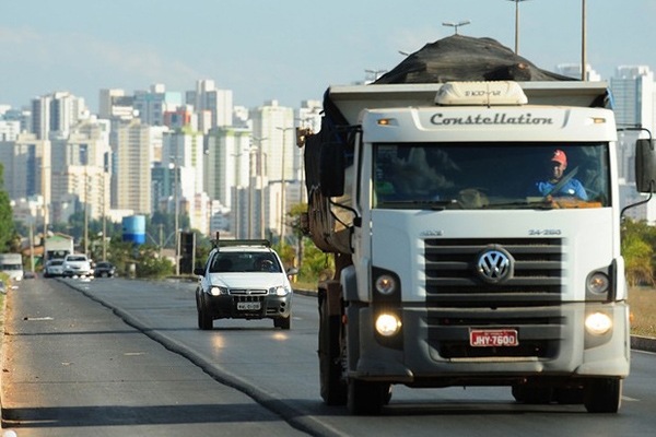Justia libera aplicao de multas por farol desligado em rodovia sinalizada