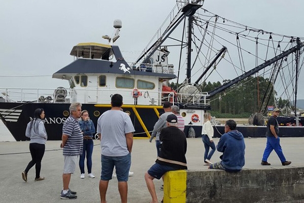Parentes de desaparecidos em naufrgio fazem viglia em Itaja