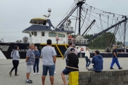 Parentes de desaparecidos em naufrgio fazem viglia em Itaja