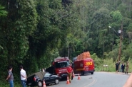 Passageiro morre aps coliso entre carro e caminho em Pomerode 