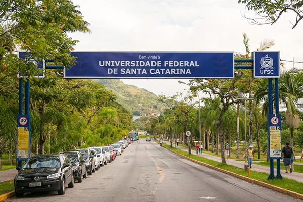 Servidores da UFSC entram em greve por tempo indeterminado