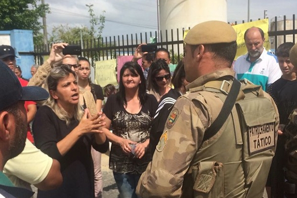 Familiares de desaparecidos em naufrgio fazem protesto em Itaja