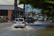Mar alta causa alagamentos em cidades de Santa Catarina