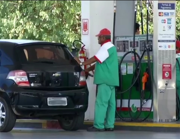 Queda no preo mdio da gasolina na semana no chega a 1 centavo