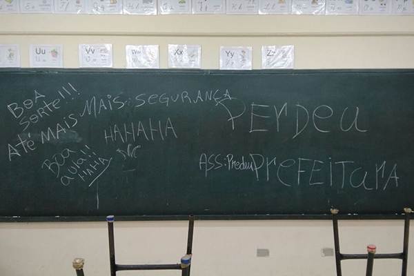 Ladres deixam recado em lousa ao arrombar escola: 'mais segurana' 