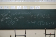 Ladres deixam recado em lousa ao arrombar escola: 'mais segurana' 