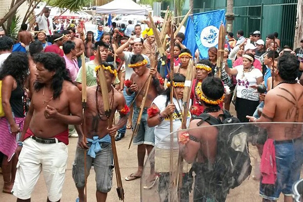 Polcia usa gs de pimenta para evitar invaso de ndios a anexo da Cmara