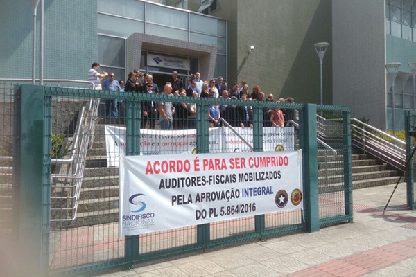 Auditores paralisam atividades 3 dias por semana em SC h mais de 1 ms