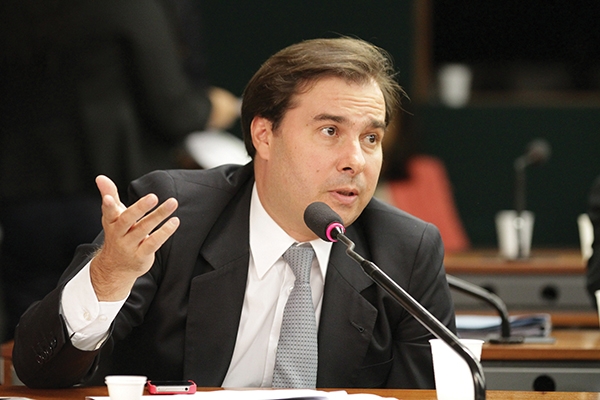 Aps polmica, Maia adia votao do pacote anticorrupo na Cmara