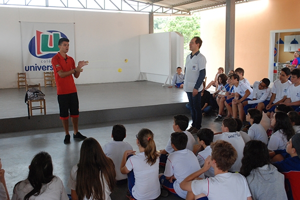 Colgio Universitrio recebe campeo brasileiro de ioi profissional 